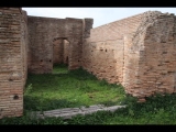 02814 ostia - regio v - insula vi - edificio (v,vi,3) - vorderen raum - ostende - an der via dei mitreo serpenti - bli ri westen - 01-2024.jpg